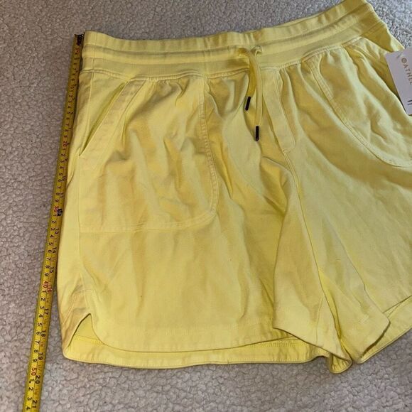 Athleta Women’s Farallon Midi Shorts Light Yellow Size 1XL NWT - Picture 3 of 9